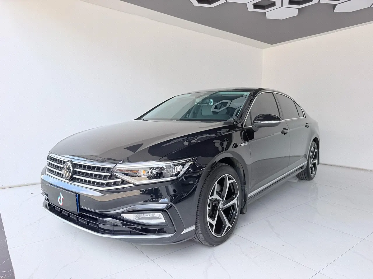 打开图片灯箱:Volkswagen 2023 Magotan 2.0TSI 330TSI 2 million Commemorative Luxury Automatic Gear