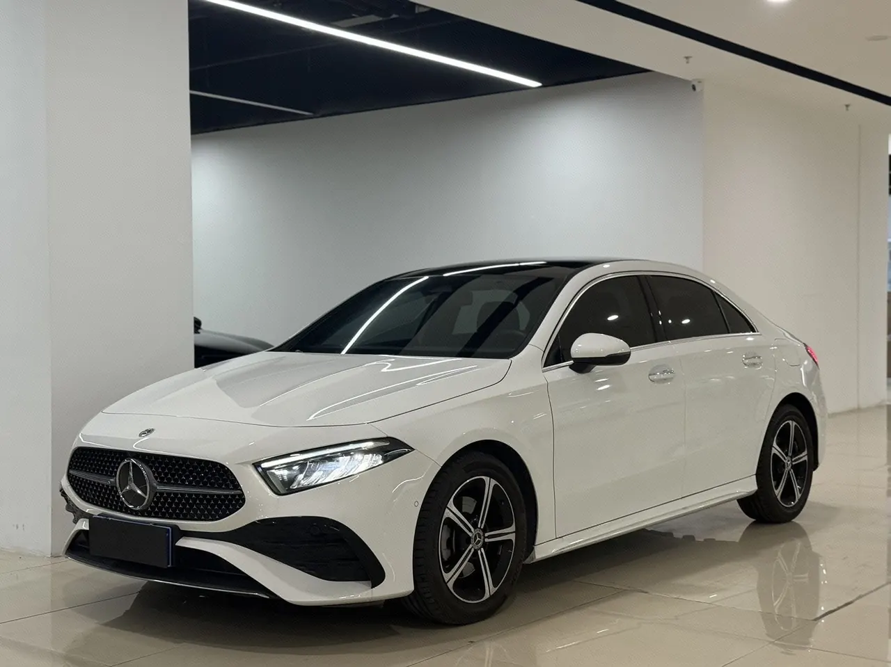 打开图片灯箱:Mercedes Benz Class A 2024 A 200 L 1.3T Fashion (Modified) Automatic Gear