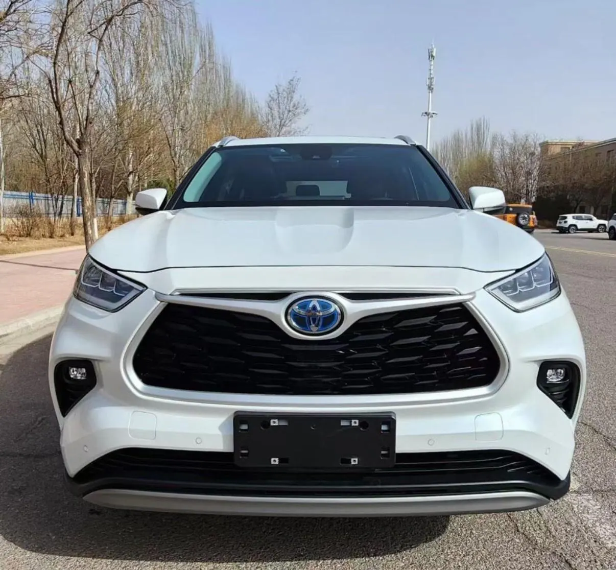 Toyota 2022 Highlander Dual Engine 2.5 Stepless Four-wheel Drive Premium Edition 7-seat Automatic Gear 2