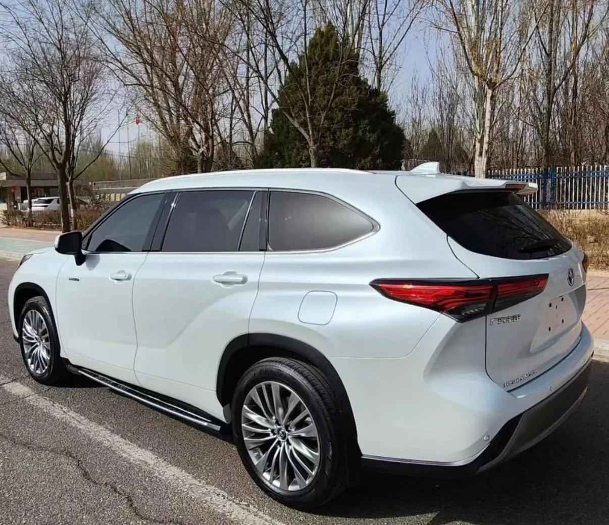 Toyota 2022 Highlander Dual Engine 2.5 Stepless Four-wheel Drive Premium Edition 7-seat Automatic Gear 4