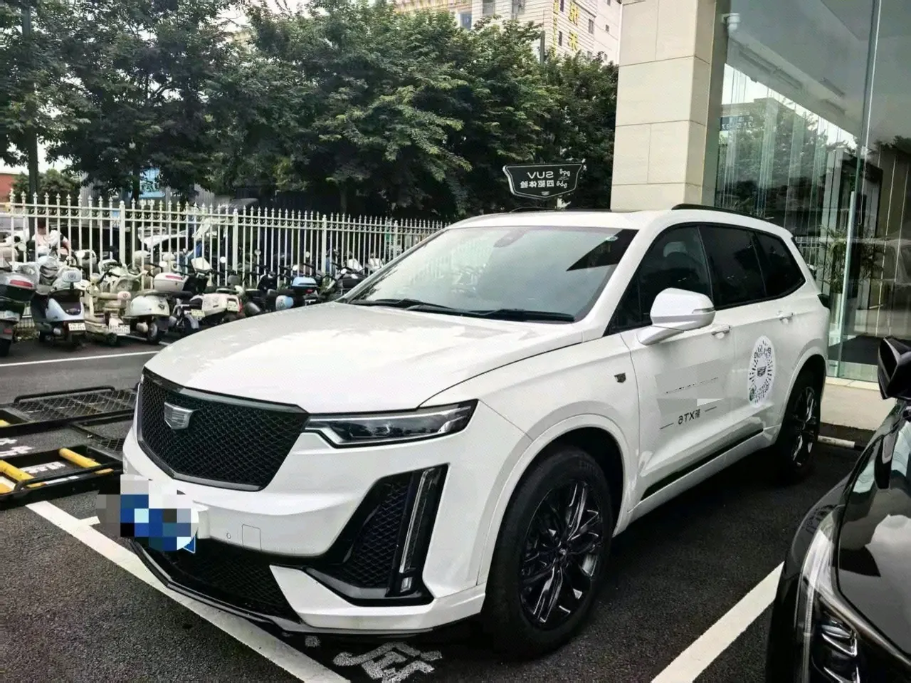 打开图片灯箱:Cadillac 2025 XT6 48V 2.0T 6 4-wheel drive distinguished administrative black standard automatic gear
