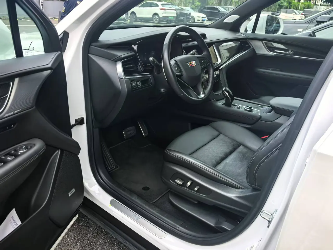 Cadillac 2025 XT6 48V 2.0T 6 4-wheel drive distinguished administrative black standard automatic gear 2