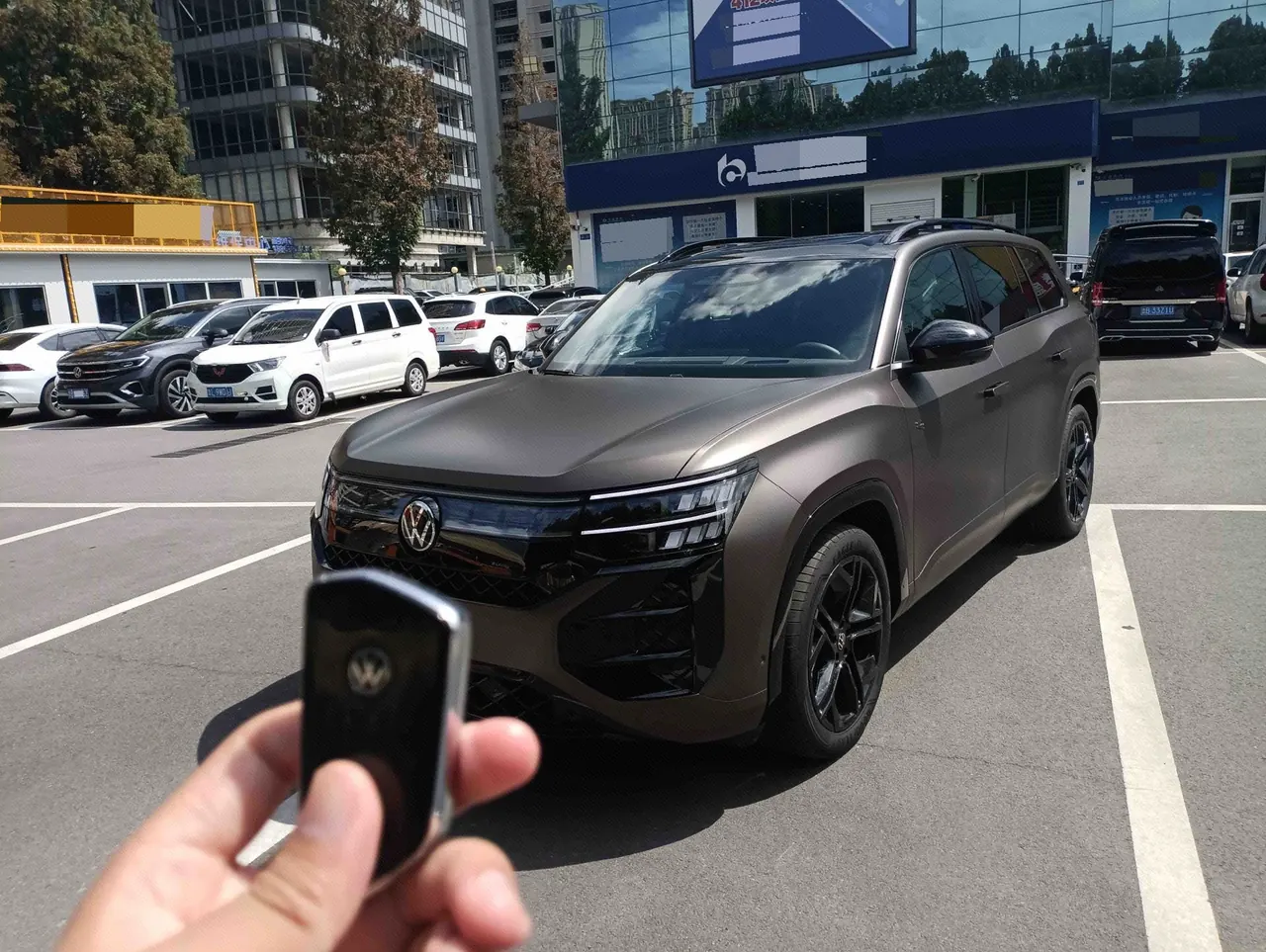打开图片灯箱:Volkswagen 2025 Teramont Pro 2.0TSI 450TSI Four-Wheel-Drive Summit Edition Automatic