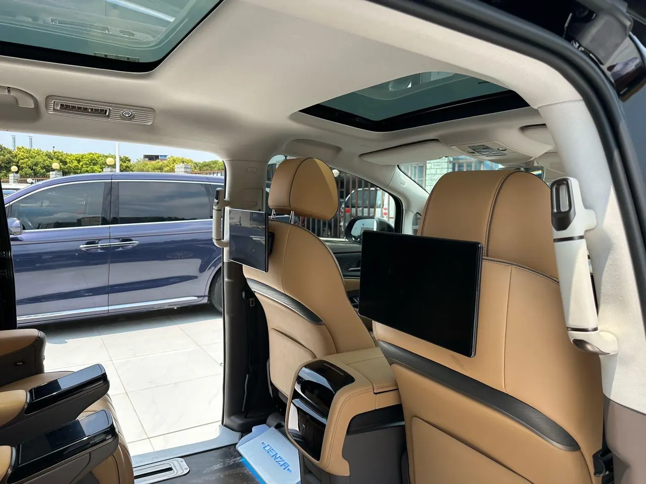 Denza 2022 Denza D9 DM-i 1.5T stepless 970 four-wheel drive flagship automatic gear 11
