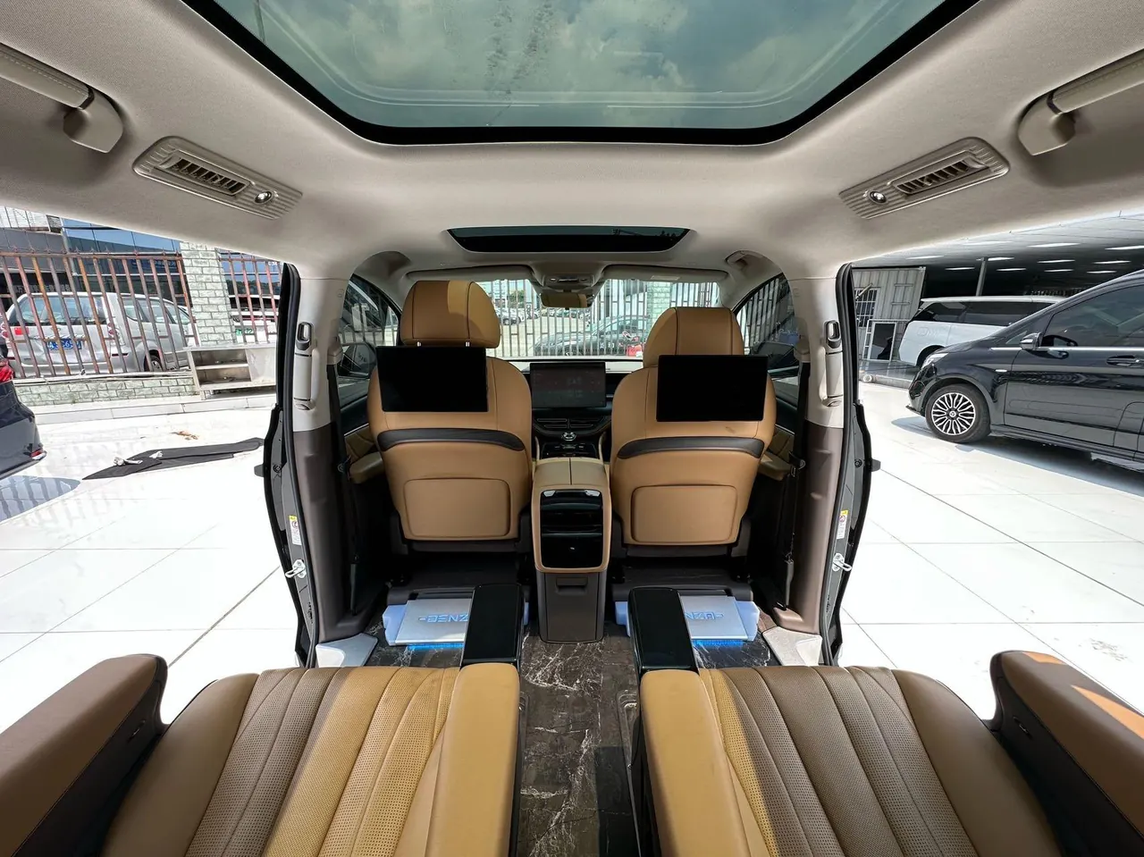 Denza 2022 Denza D9 DM-i 1.5T stepless 970 four-wheel drive flagship automatic gear 8