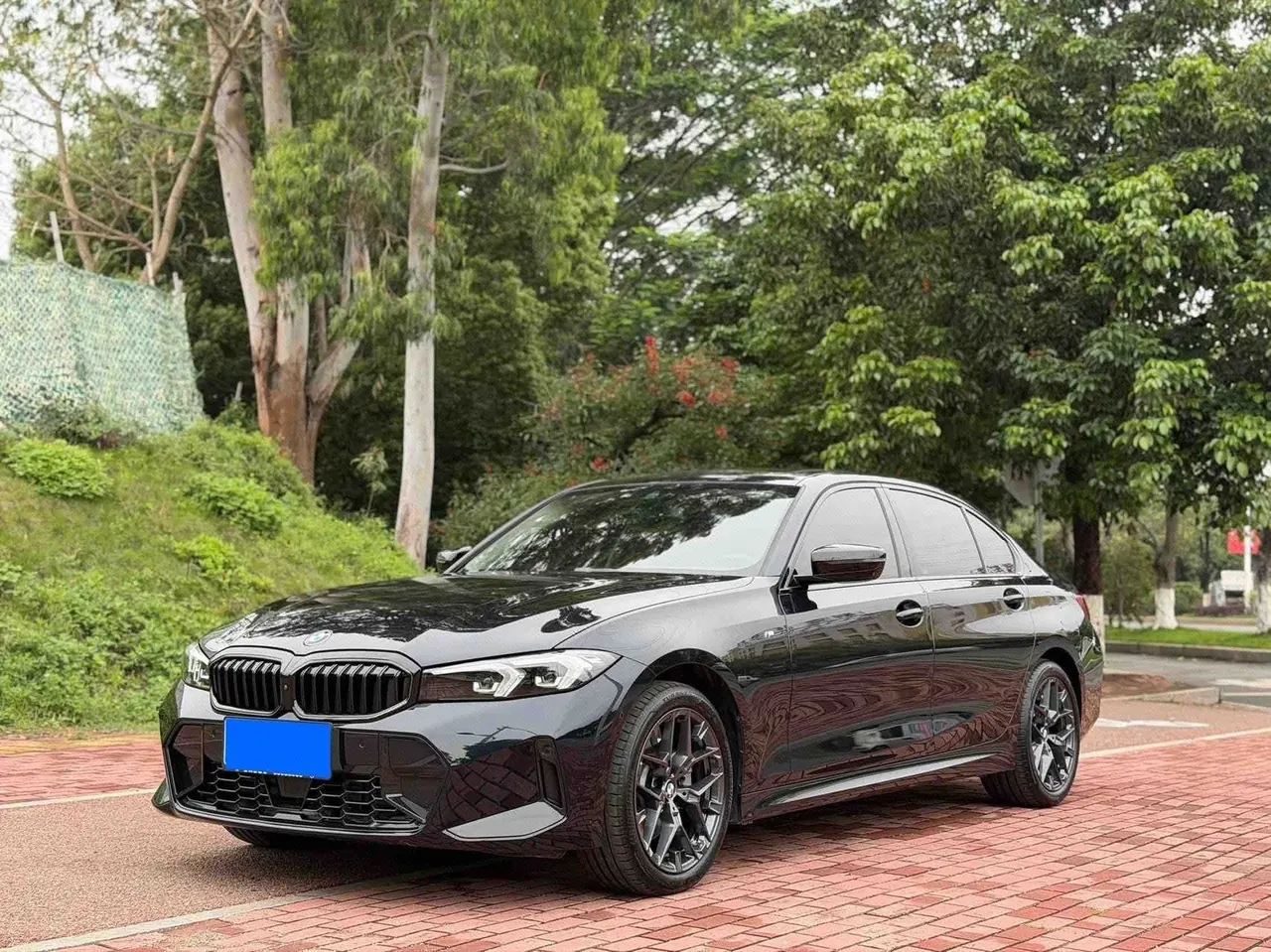 打开图片灯箱:BMW 3 Series 2025 330Li 2.0T M Sports Obsidian Night Suit Automatic Gear