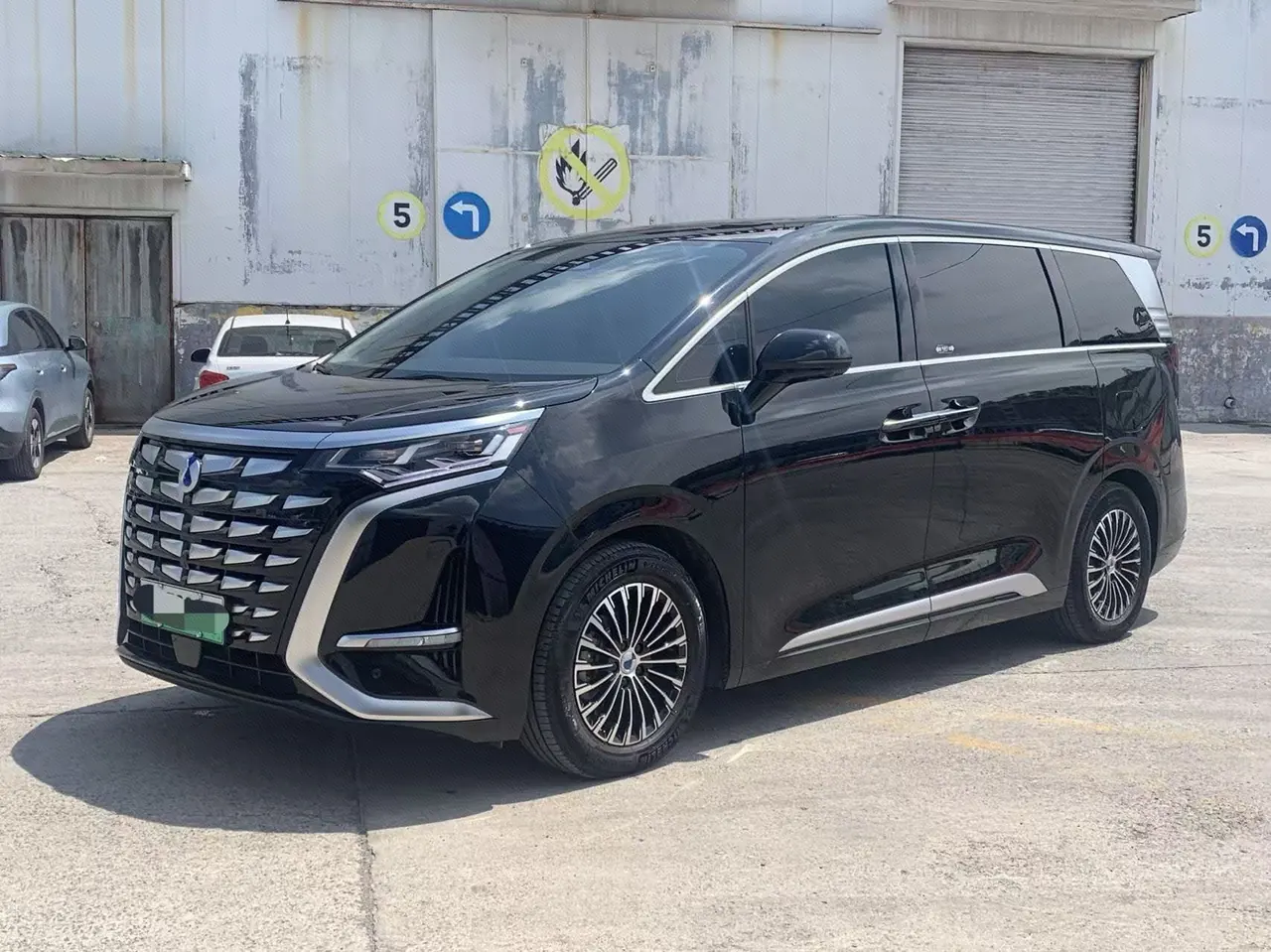 打开图片灯箱:Denza 2024 Denza D9 DM-i 1.5T stepless 980 four-wheel drive distinguished automatic gear