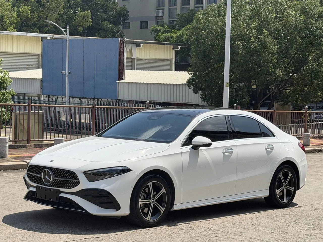 打开图片灯箱:Mercedes Benz A- Class 2024 model A 200 L 1.3T Luxury Edition Automatic