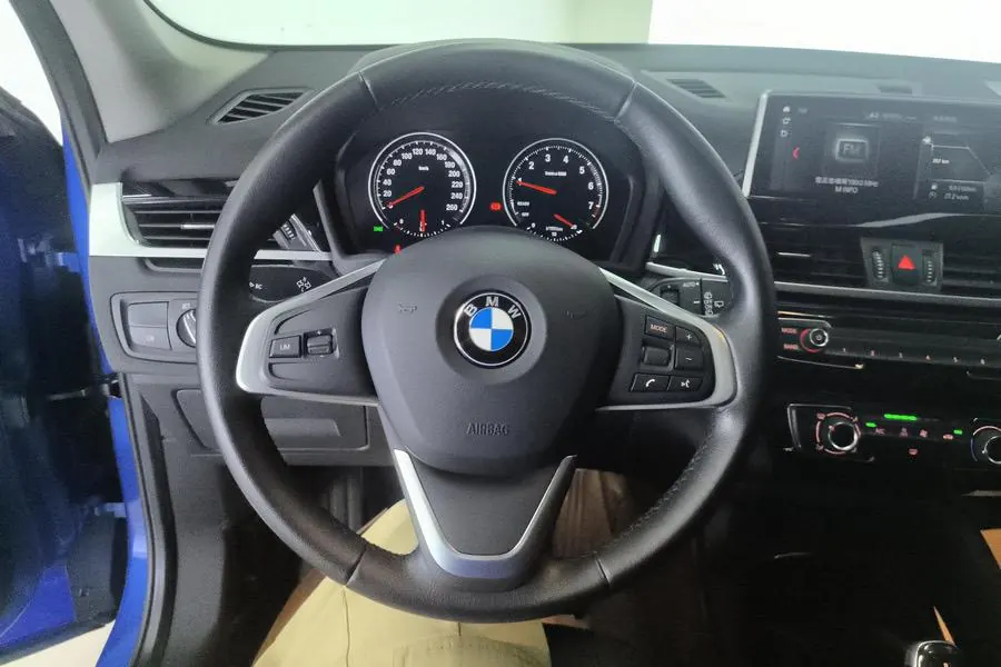 BMW 2020 X1 sDrive20Li 1.5T fashion automatic gear 3