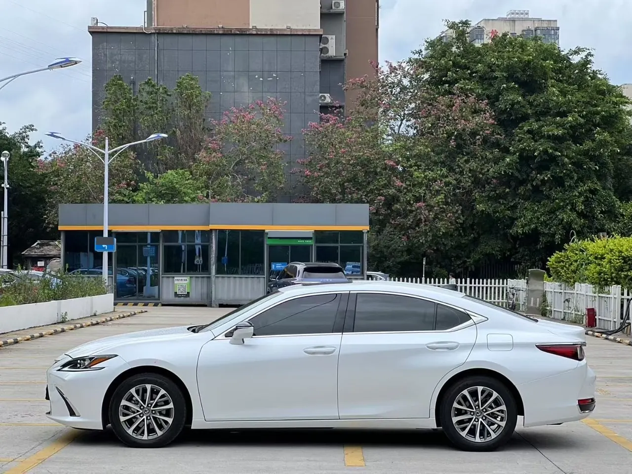 Lexus ES (Imported) 2022 ES200 2.0 Stepless Premium Edition Automatic Gear 5