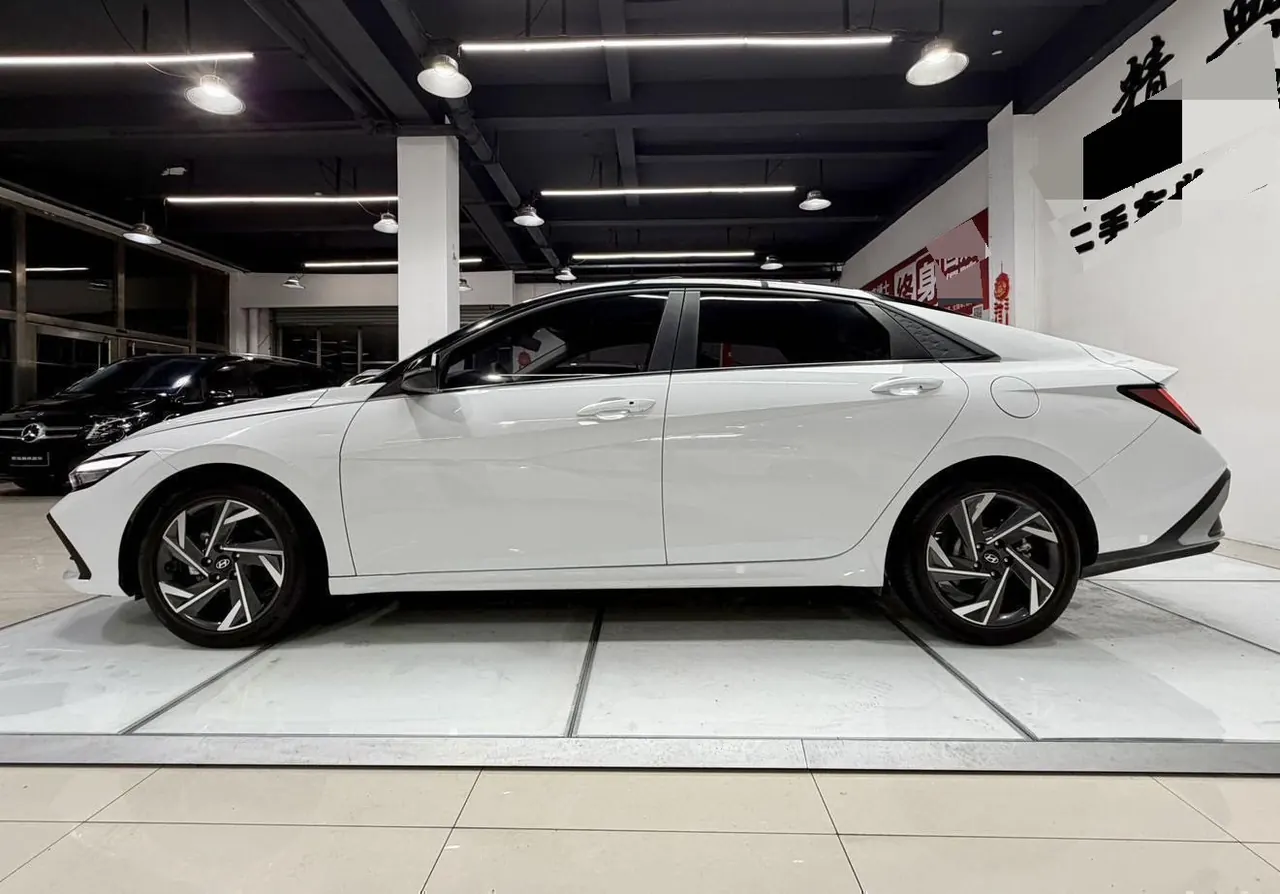 Hyundai 2023 Elantra -3-compartment 1.5 stepless LUX premium automatic gear 4