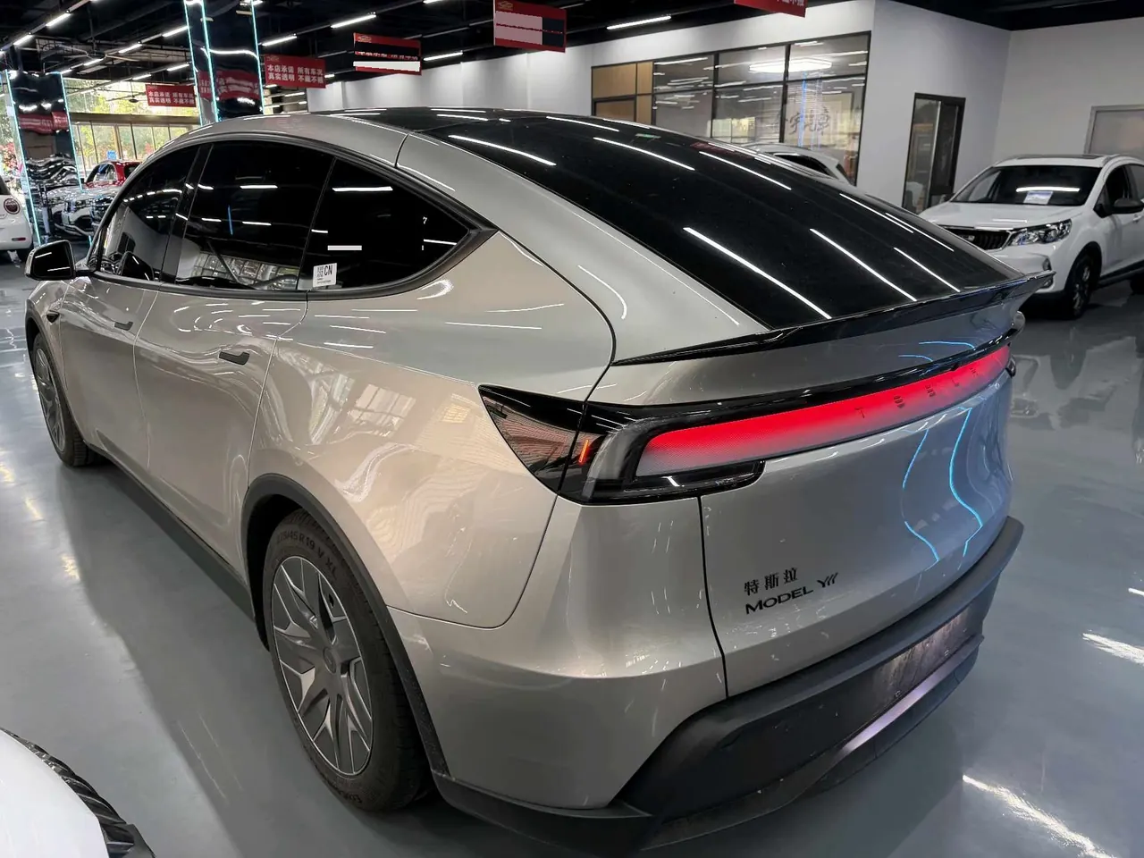 Tesla 2025 Model Y L Long Endurance All-Wheel Drive Automatic Transmission 4