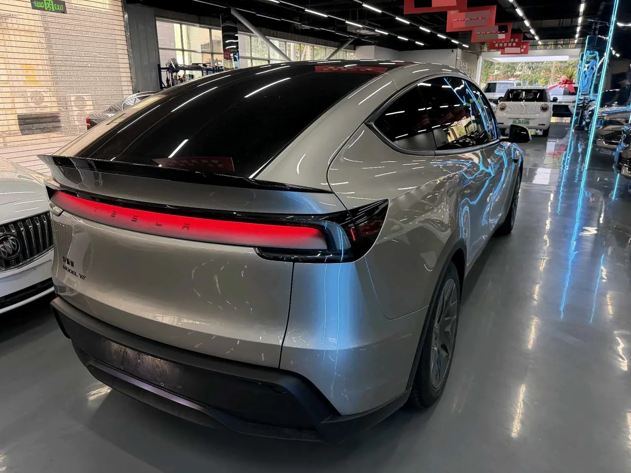 Tesla 2025 Model Y L Long Endurance All-Wheel Drive Automatic Transmission 5