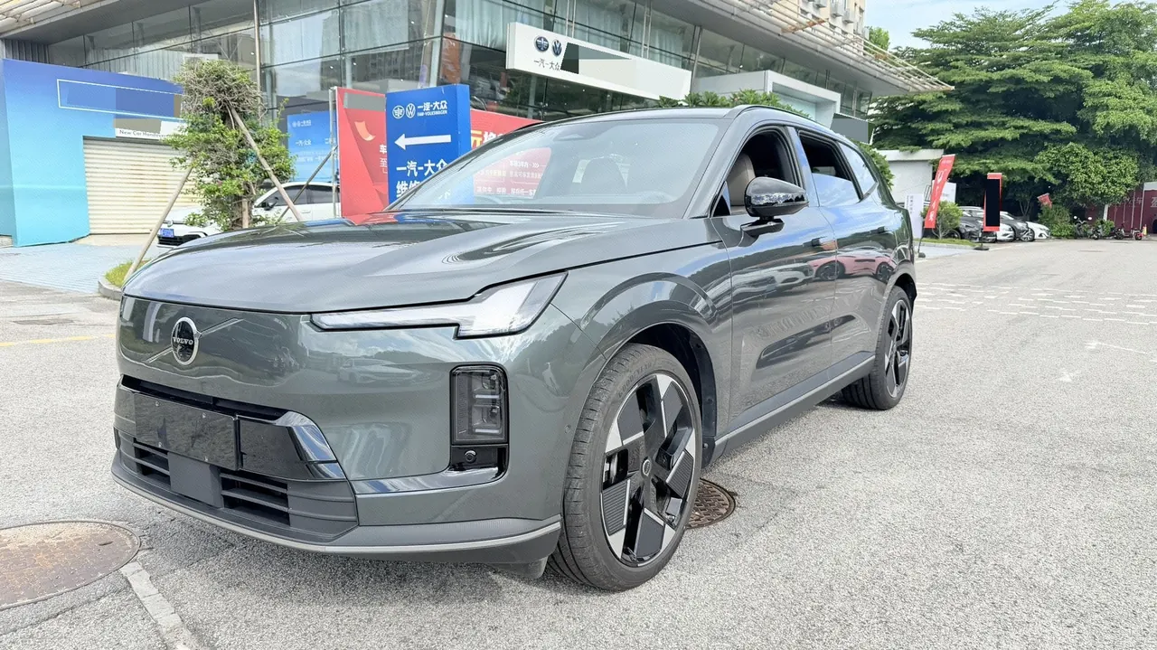 打开图片灯箱:Volvo 2026 XC70 1.5T Four-wheel Drive Ultra Long Endurance Ultra Automatic