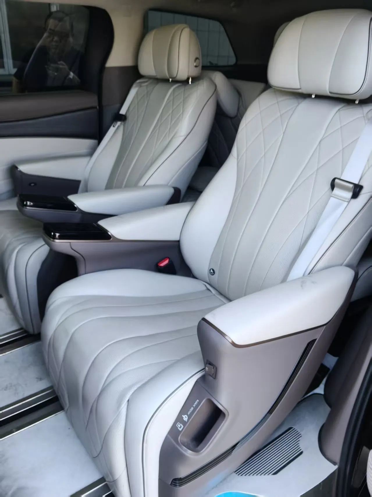 Denza 2022 Denza D9 DM-i 1.5T stepless 970 four-wheel drive flagship automatic gear 2
