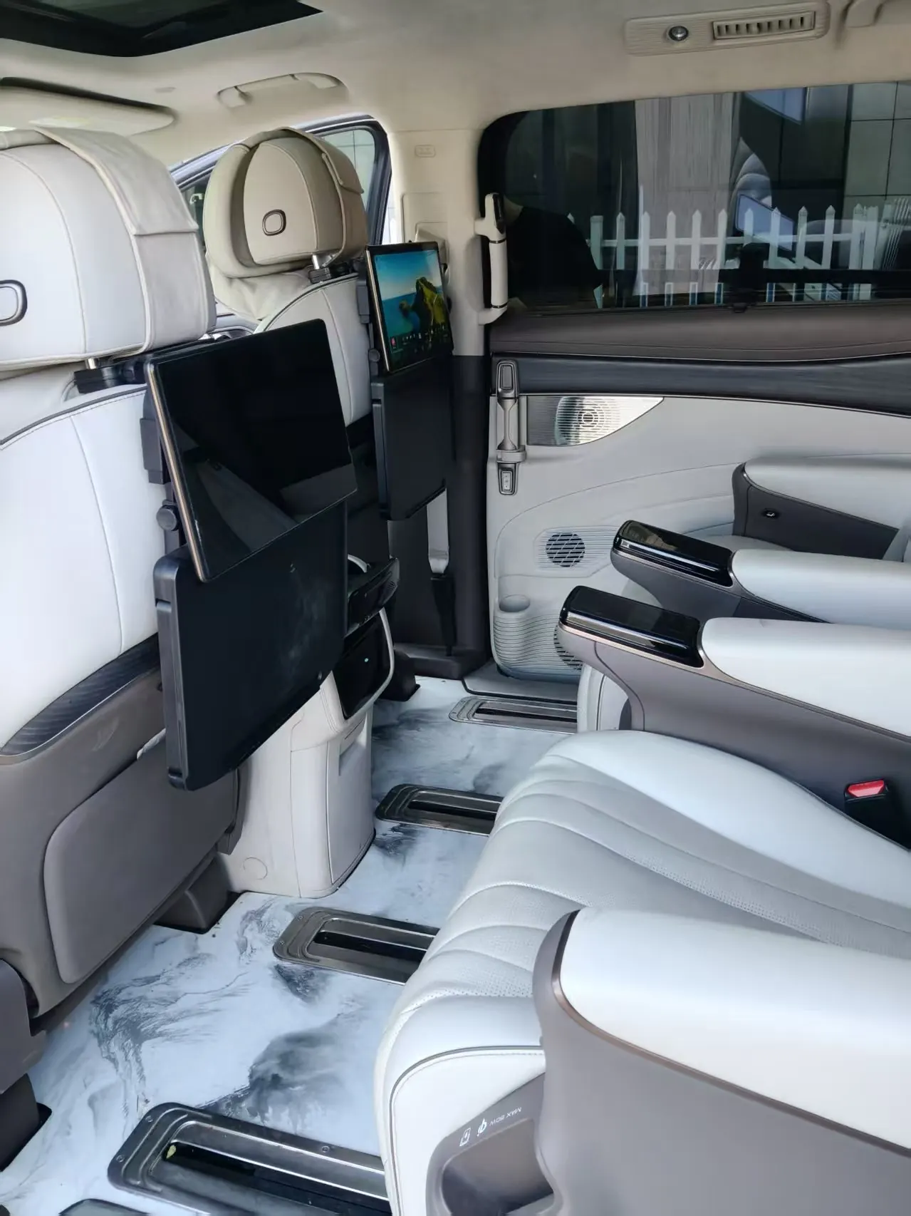 Denza 2022 Denza D9 DM-i 1.5T stepless 970 four-wheel drive flagship automatic gear 3