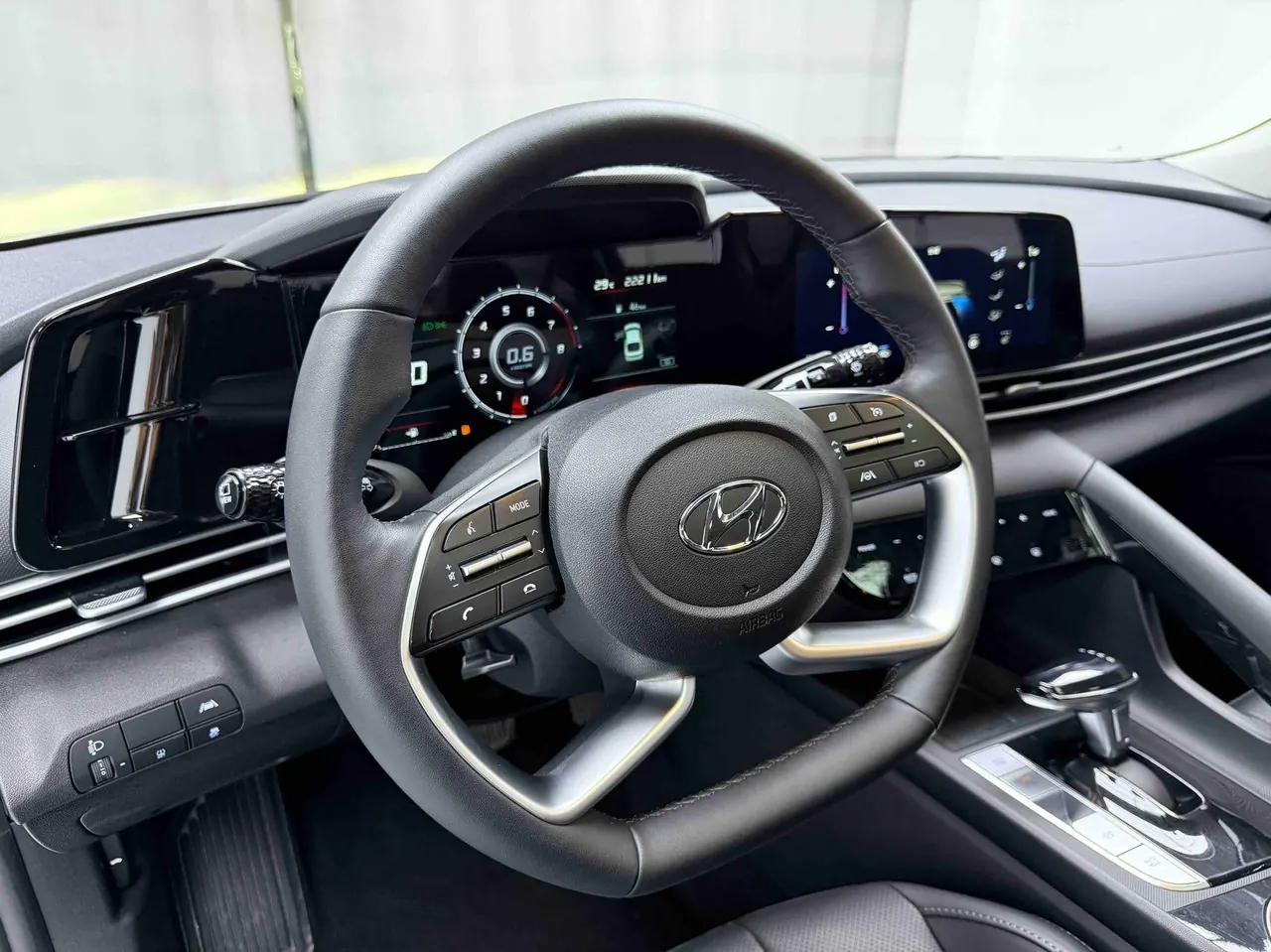 Hyundai 2022 Elantra -3-compartment 1.5 stepless LUX premium automatic gear 10