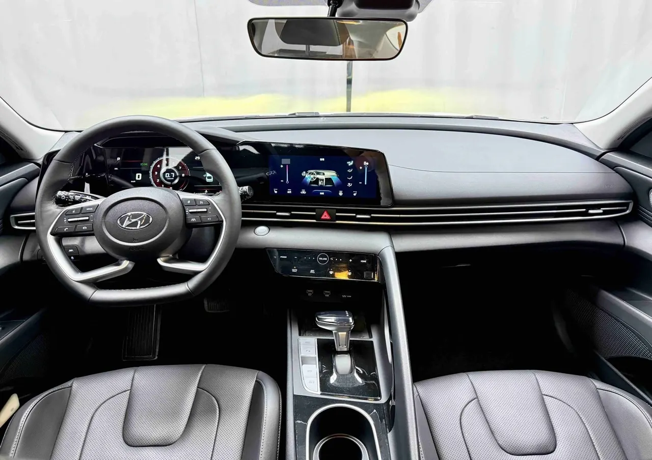 Hyundai 2022 Elantra -3-compartment 1.5 stepless LUX premium automatic gear 12