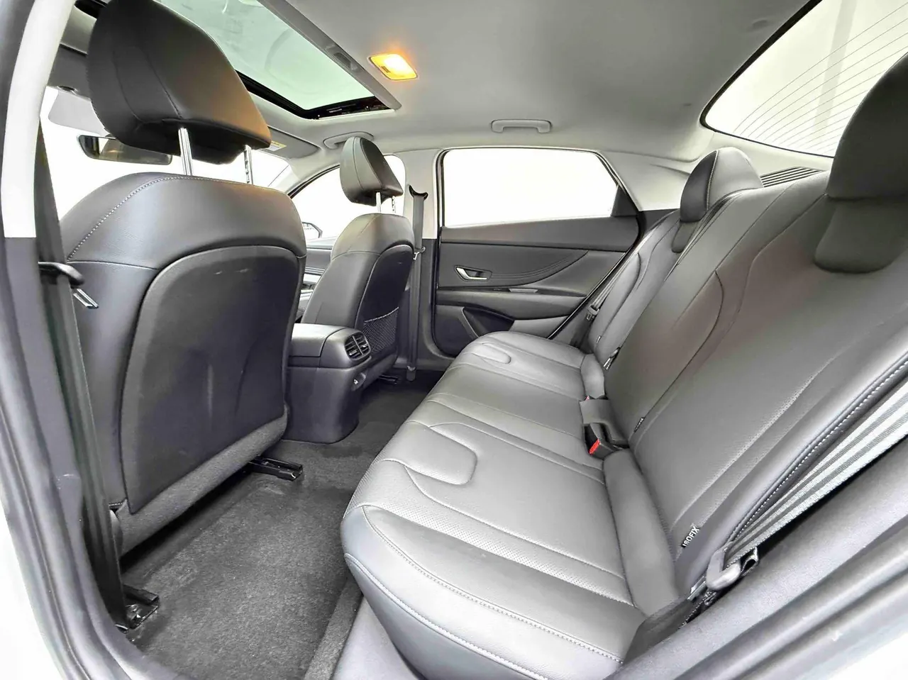 Hyundai 2022 Elantra -3-compartment 1.5 stepless LUX premium automatic gear 13