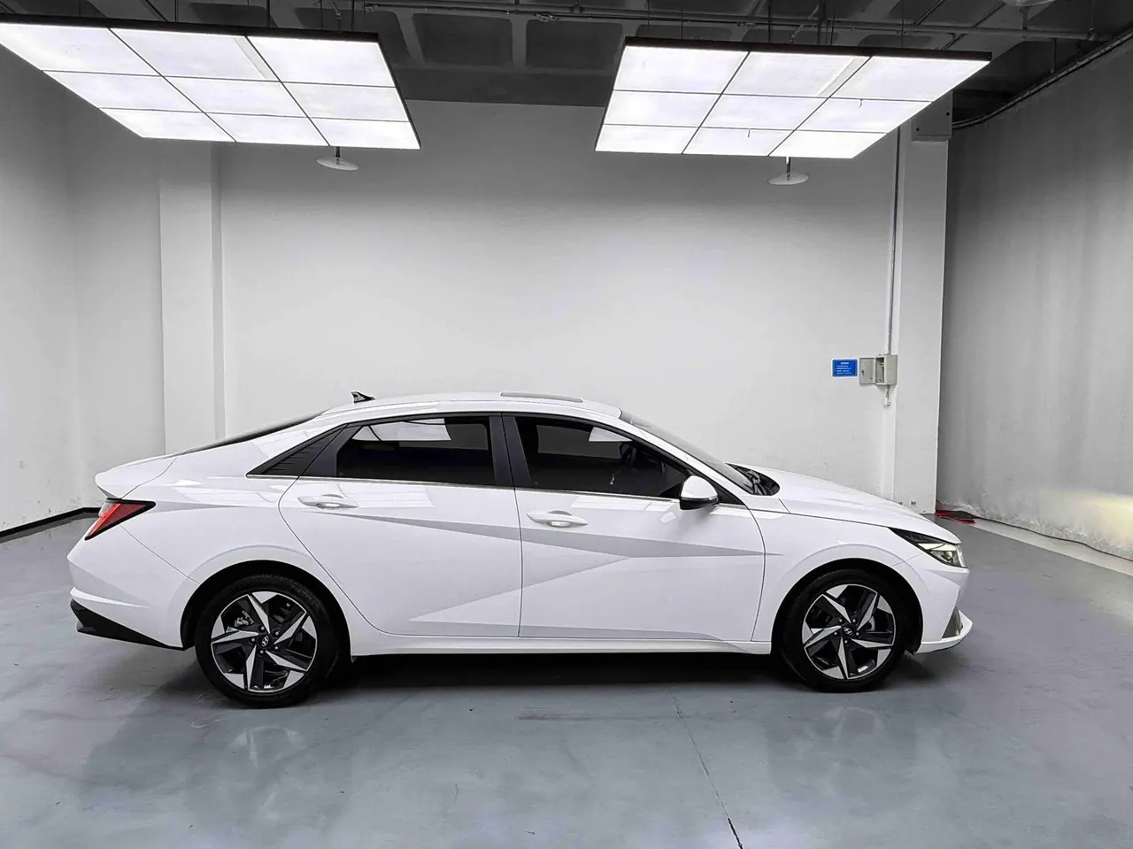 Hyundai 2022 Elantra -3-compartment 1.5 stepless LUX premium automatic gear 7