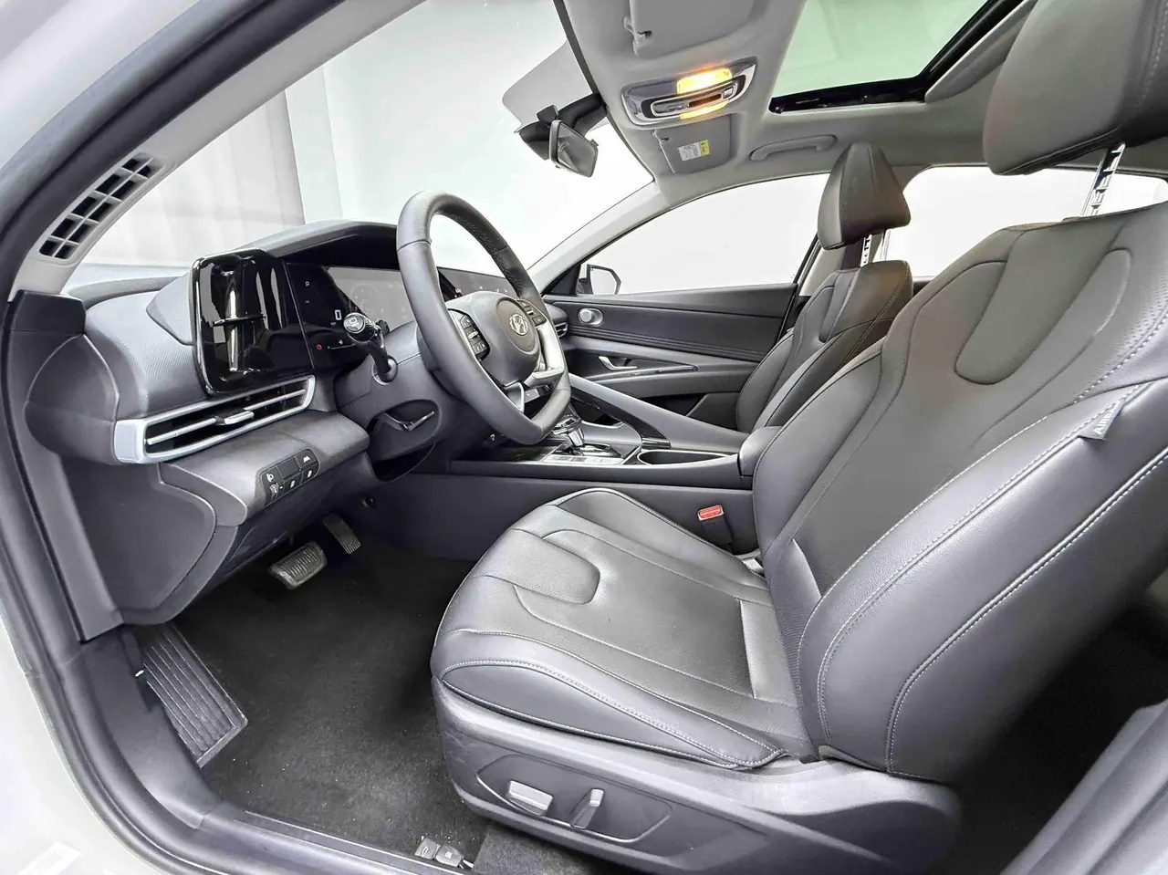 Hyundai 2022 Elantra -3-compartment 1.5 stepless LUX premium automatic gear 9