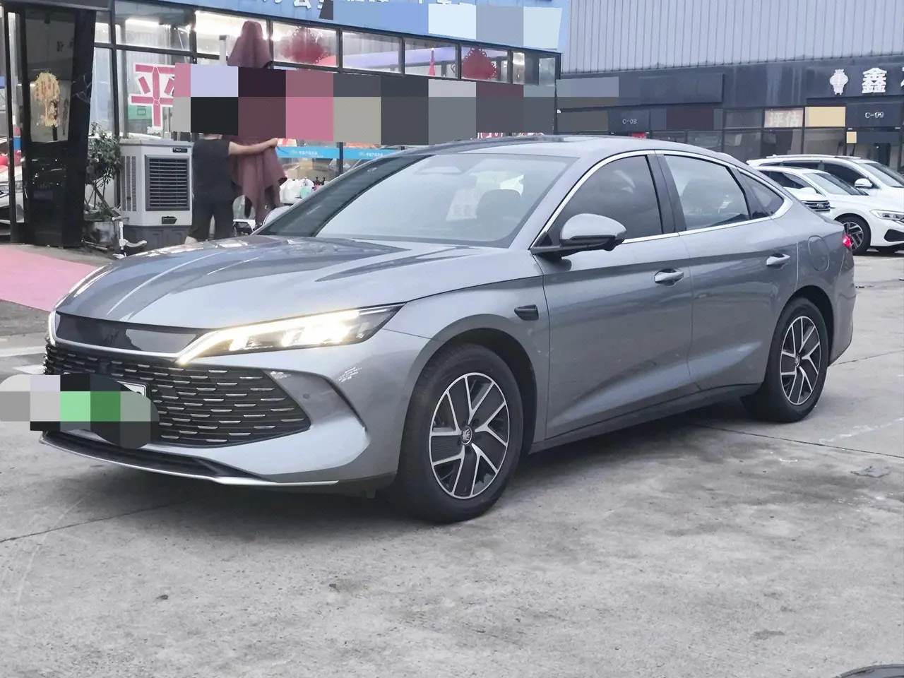 打开图片灯箱:BYD 2025 Qin L DM-i 1.5 stepless smart driving version 120KM Exceed automatic gear