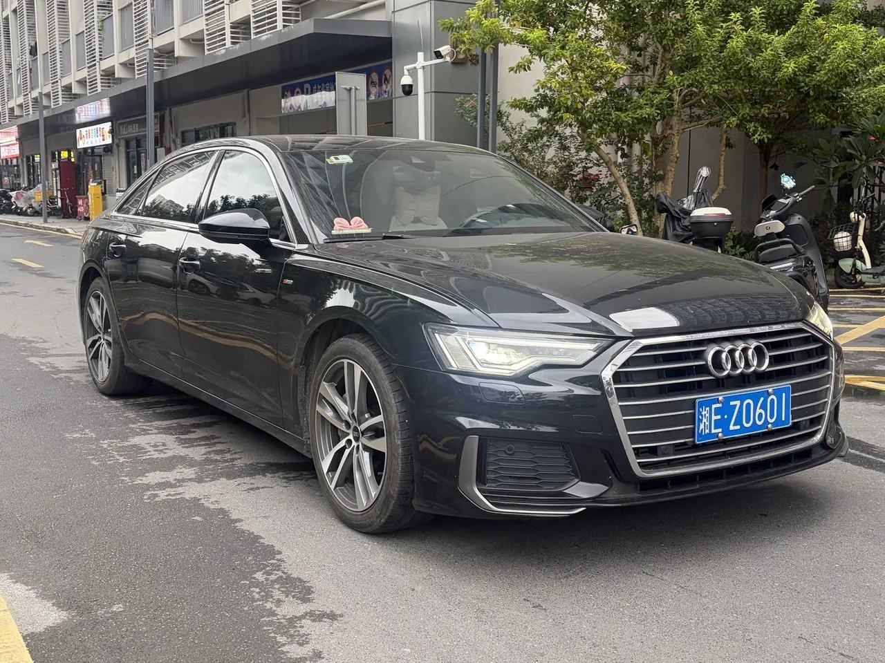 Audi 2022 A6L 2.0TFSI 40TFSI Deluxe Dynamic Automatic 3