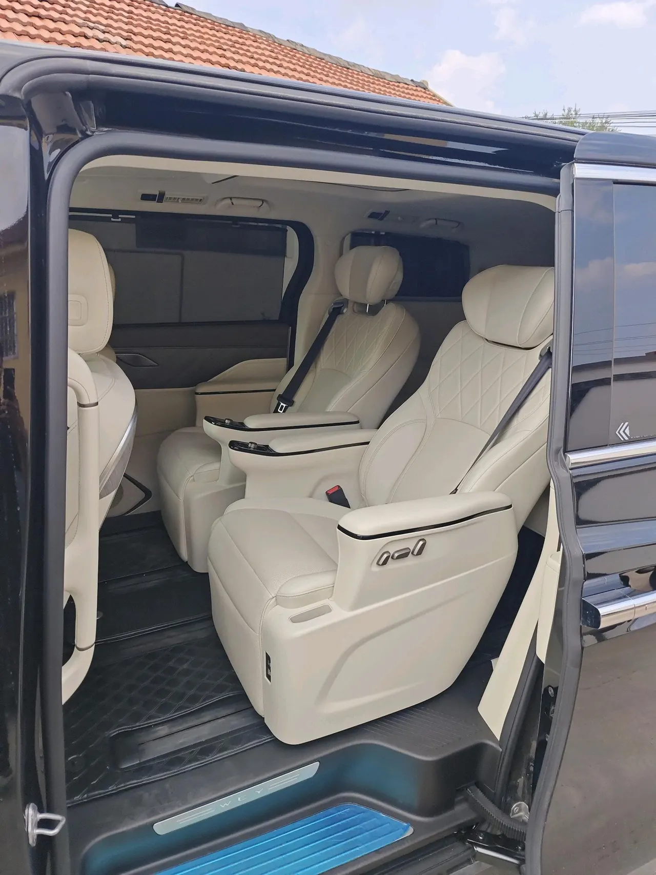 WEY 2025 VV7 Hi4 1.5T Four-Wheel-Drive Automatic Model 4