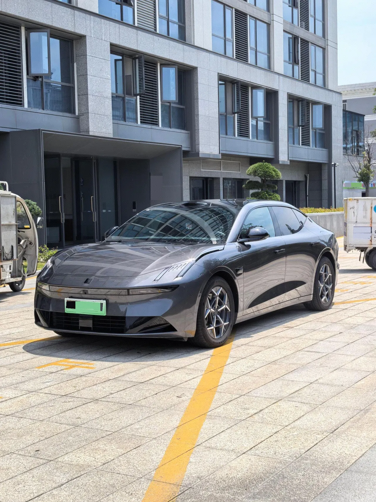 打开图片灯箱:LYNK&CO 2025 LYNK&CO 10 EM-P 1.5T 120 four-wheel drive Ultra automatic gear