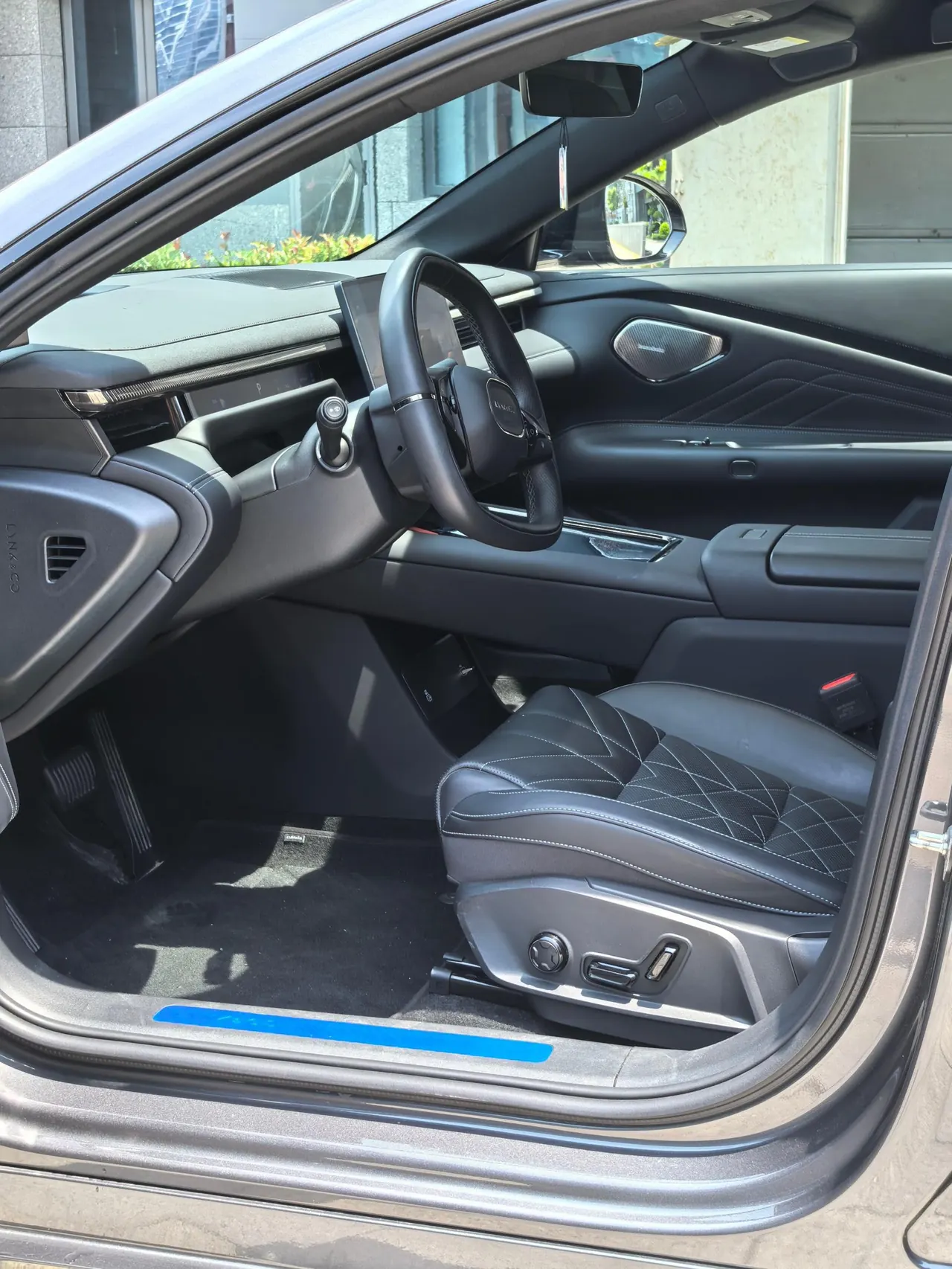 LYNK&amp;CO 2025 LYNK&amp;CO 10 EM-P 1.5T 120 four-wheel drive Ultra automatic gear 4