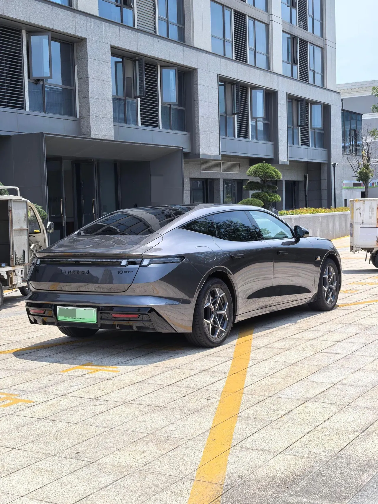 LYNK&amp;CO 2025 LYNK&amp;CO 10 EM-P 1.5T 120 four-wheel drive Ultra automatic gear 7