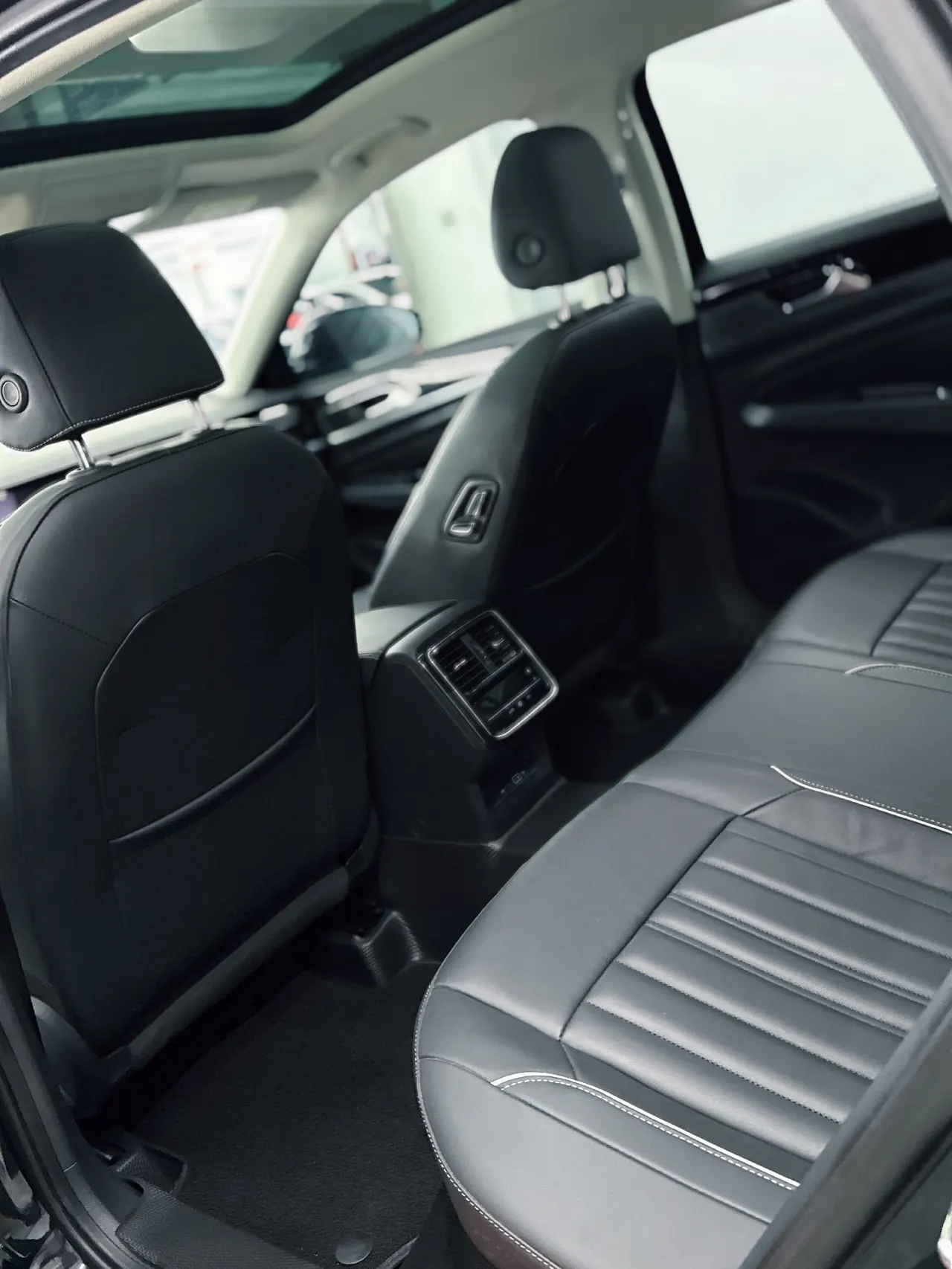 Volkswagen 2022 Passat 2.0TSI 330TSI Elite Edition Automatic 5