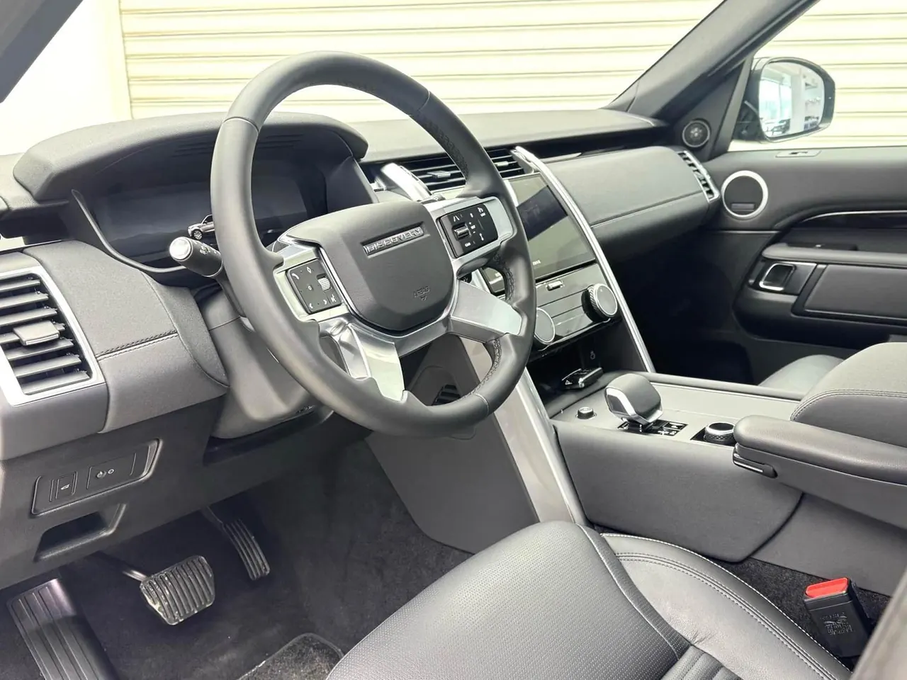 Land Rover found (imported) 2025 found 5 48V 3.0T 360PS S automatic gear 3