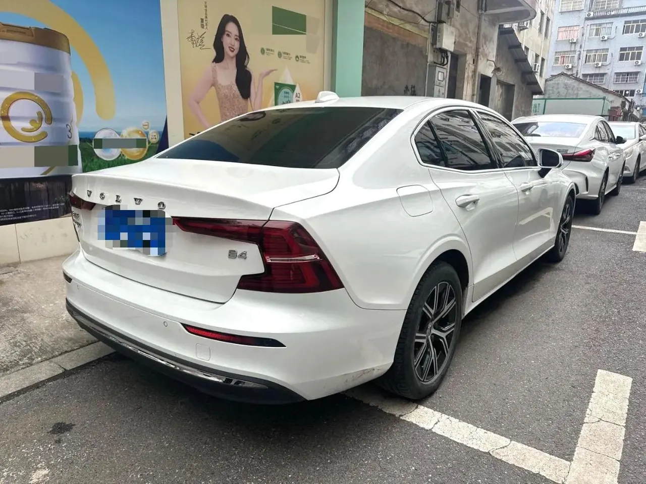 Volvo 2024 S60 48V 2.0T B4 Zhiyi Deluxe Edition Automatic Gear 4