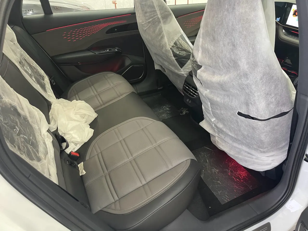 HongQi 2024 EH 7 640 Pro 4-wheel drive automatic gear 8