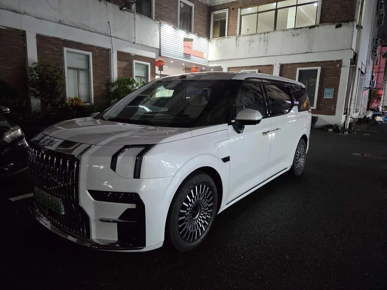 打开图片灯箱:Zeekr 2024 Zeekr 009 six-seat executive version four-wheel drive 108kWh automatic gear
