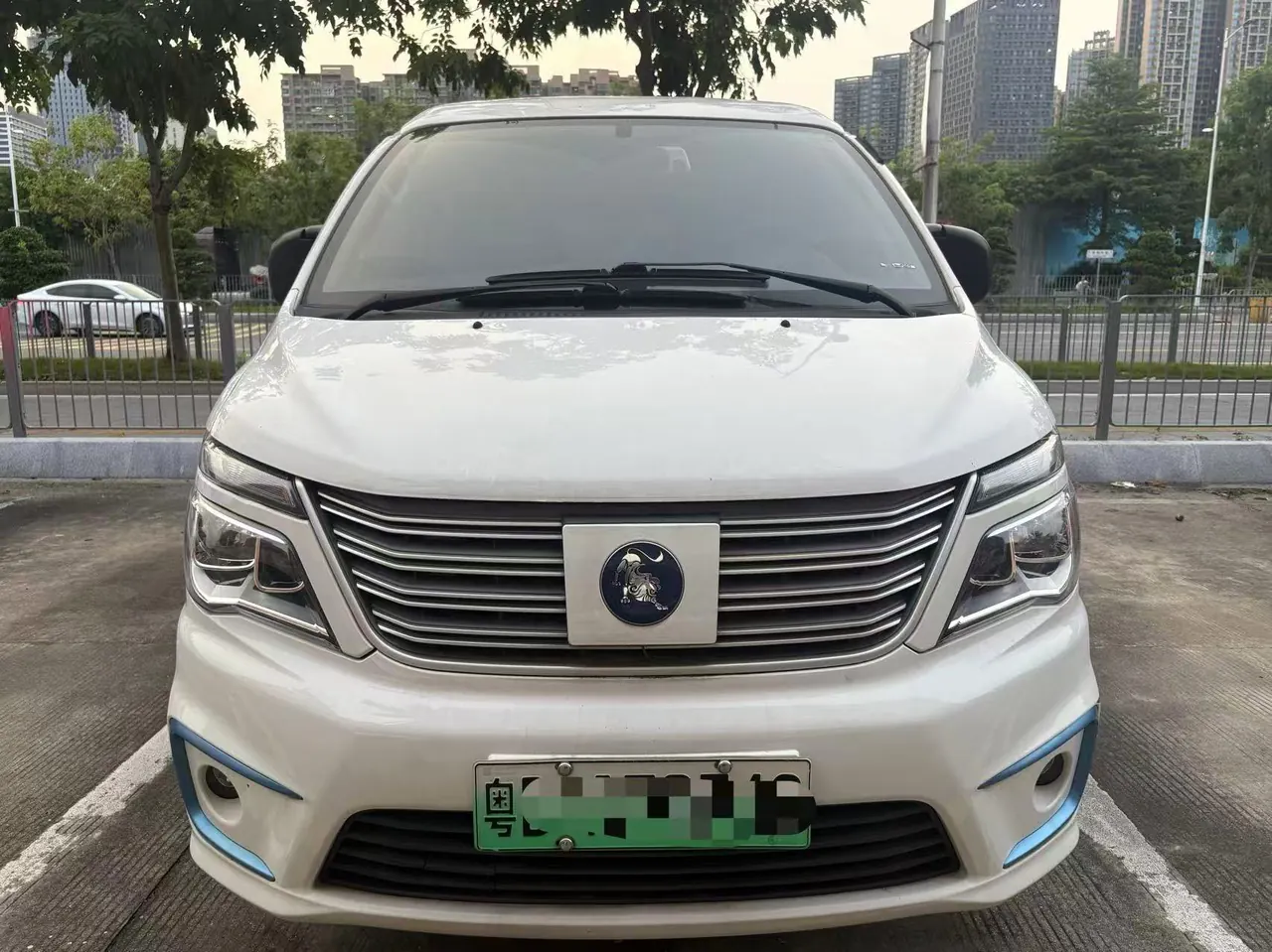 The popular Lingzhi M5 new energy 2021 Lingzhi EV passenger version exclusive 7-seat automatic gear 2