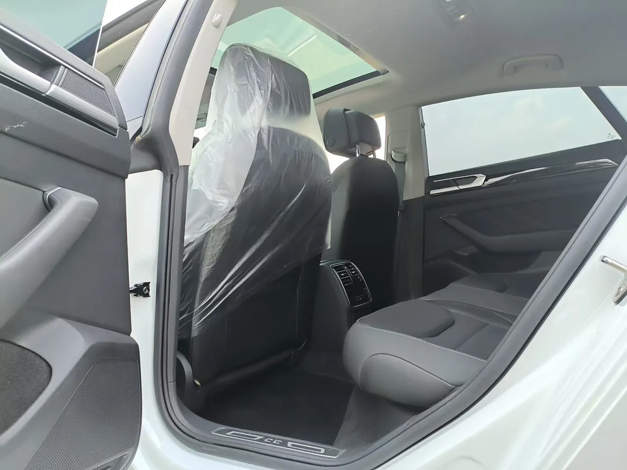 Volkswagen 2023 CC 2.0TSI 380TSI eye-catching automatic gear 6