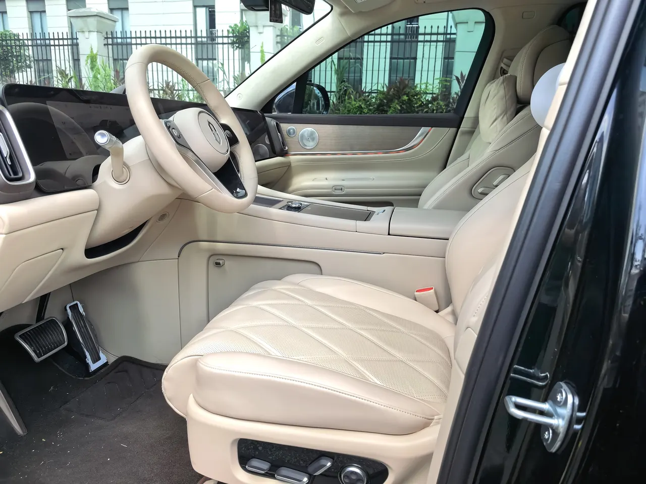 AITO 2025 AITO M9 extended range Ultra version 52kWh 6-seat version (896-line laser Radar) automatic gear 6