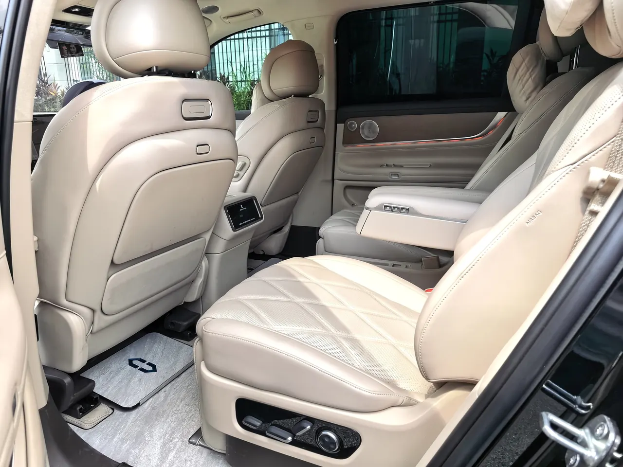AITO 2025 AITO M9 extended range Ultra version 52kWh 6-seat version (896-line laser Radar) automatic gear 7