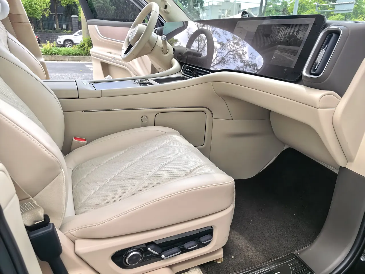 AITO 2025 AITO M9 extended range Ultra version 52kWh 6-seat version (896-line laser Radar) automatic gear 8