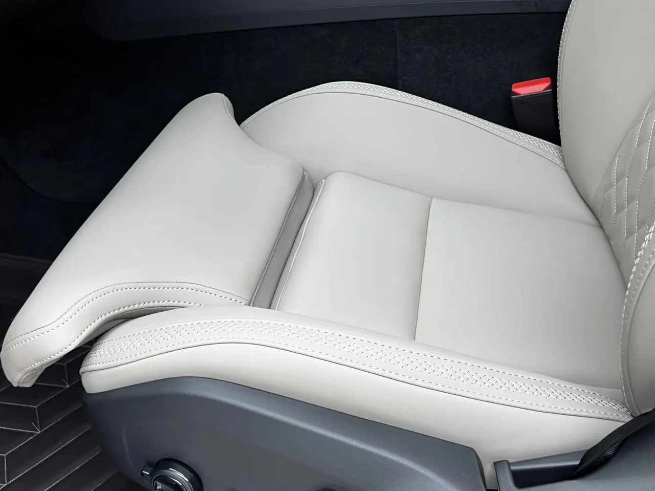 Volvo 2026 XC60 48V 2.0T B5 4WD Zhiyuan Sports Edition Automatic Gear 7