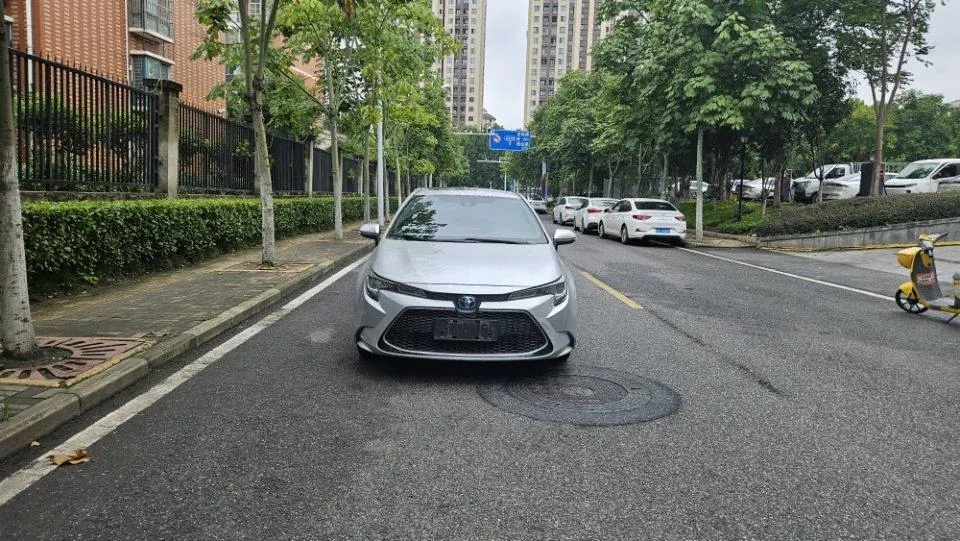 Toyota 2022 Lei Ling Shuangqing 1.8H Stepless Deluxe Edition Automatic Gear 2