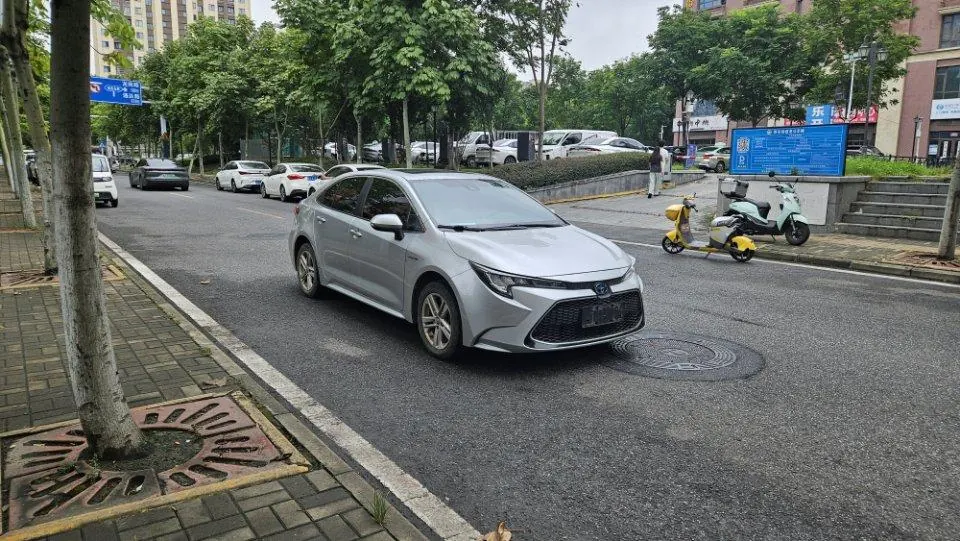 Toyota 2022 Lei Ling Shuangqing 1.8H Stepless Deluxe Edition Automatic Gear 3