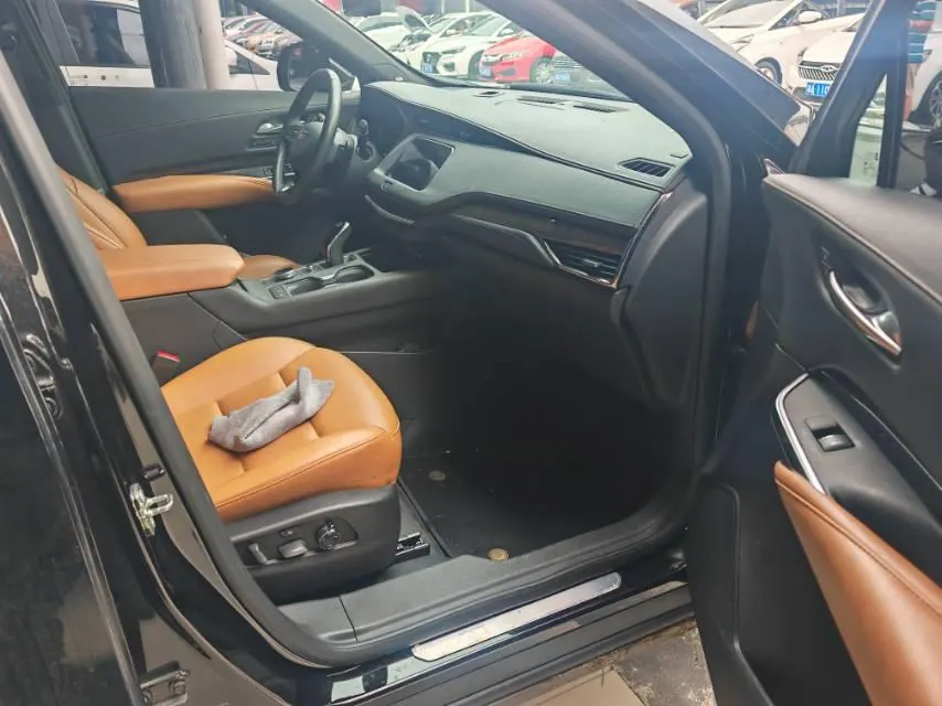 Cadillac 2023 XT4 48V 2.0T 28T two-wheel drive distinguished automatic gear 2