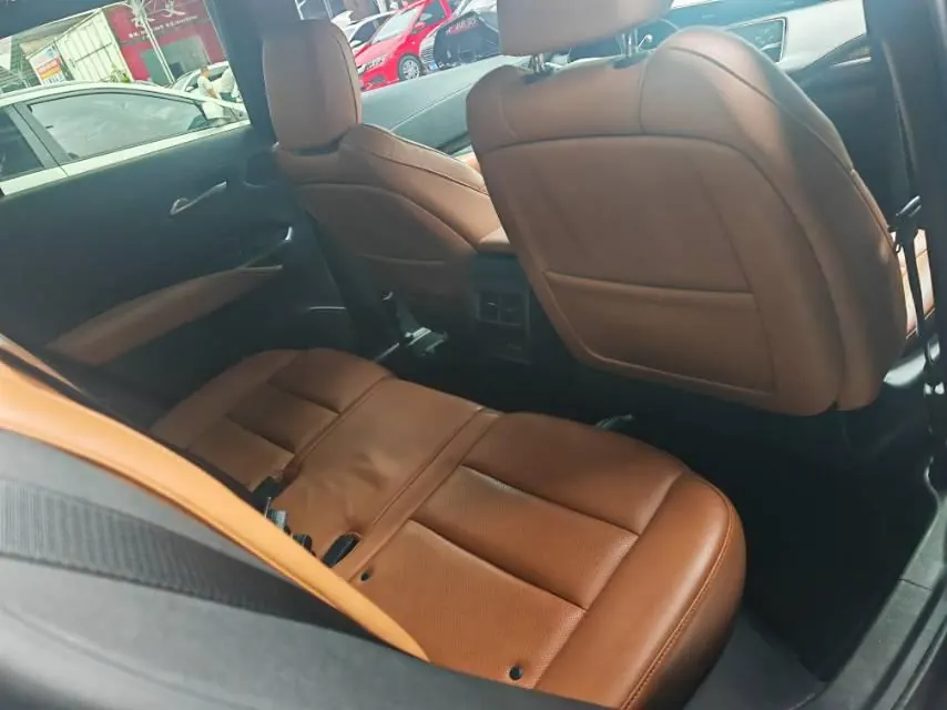 Cadillac 2023 XT4 48V 2.0T 28T two-wheel drive distinguished automatic gear 4
