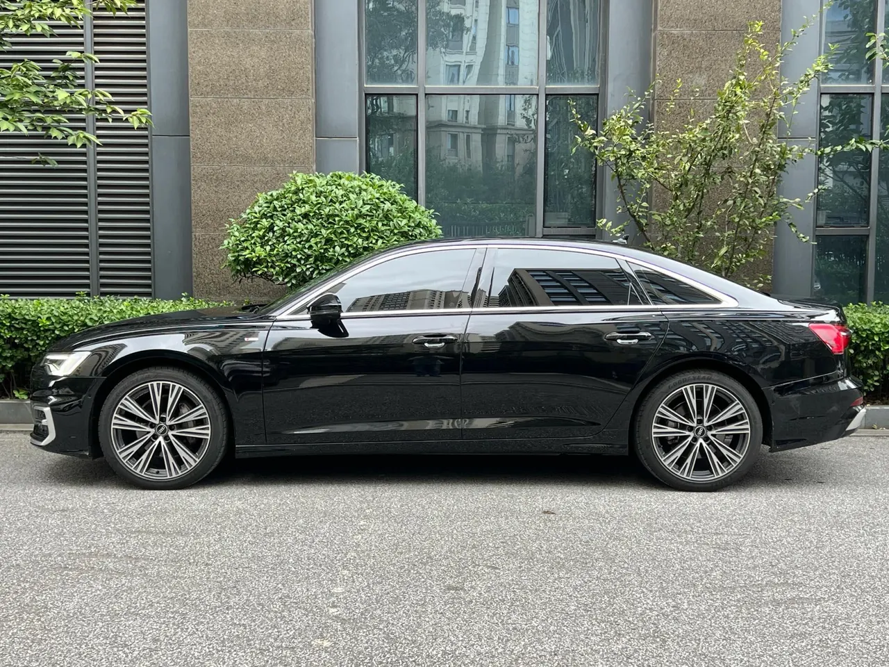 Audi 2023 A6L 2.0TFSI 45TFSI Selected Dynamic (Modified) Automatic Gear 3