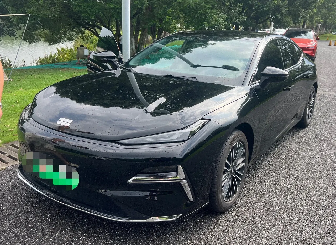 打开图片灯箱:Geely Galaxy 2025 Xingyao 8 EM-i 1.5 130km Premium Edition Automatic Gear