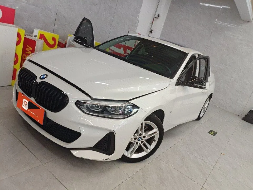 打开图片灯箱:BMW 1 Series 2022 120i 1.5T M Sports Obsidian Night Edition Automatic Gear