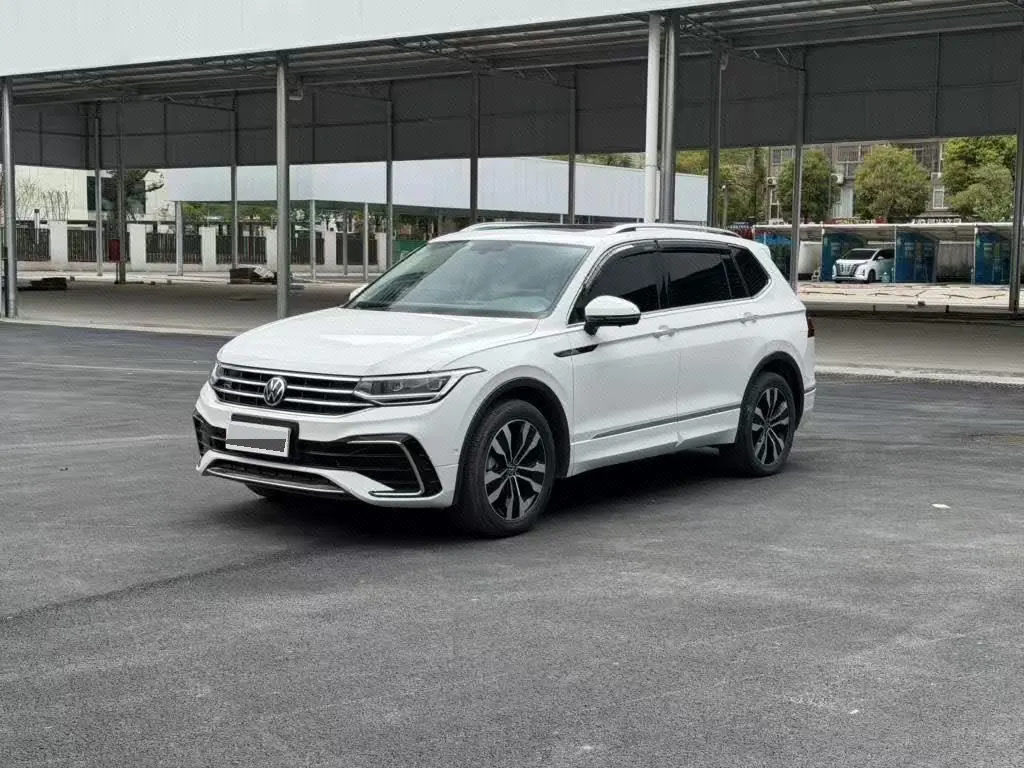 Open image lightbox: Volkswagen 2024 Tiguan L R-Line 2.0TSI 330TSI Two-Drive R-Line Overdrive Automatic Gear